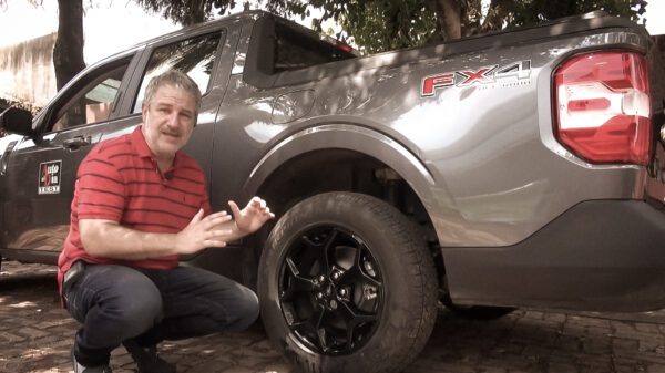 Eduardo Smok explicando las caracteristicas y medidas de las cubiertas de la pickup ford maverick